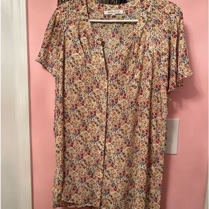 Rose and Olive Boutique brand.  Size 1x. Multi colored flowers